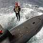 Președintele francez este coborât dintr-un elicopter la bordul submarinului nuclear francez Le Terrible, lansator de rachete balistice